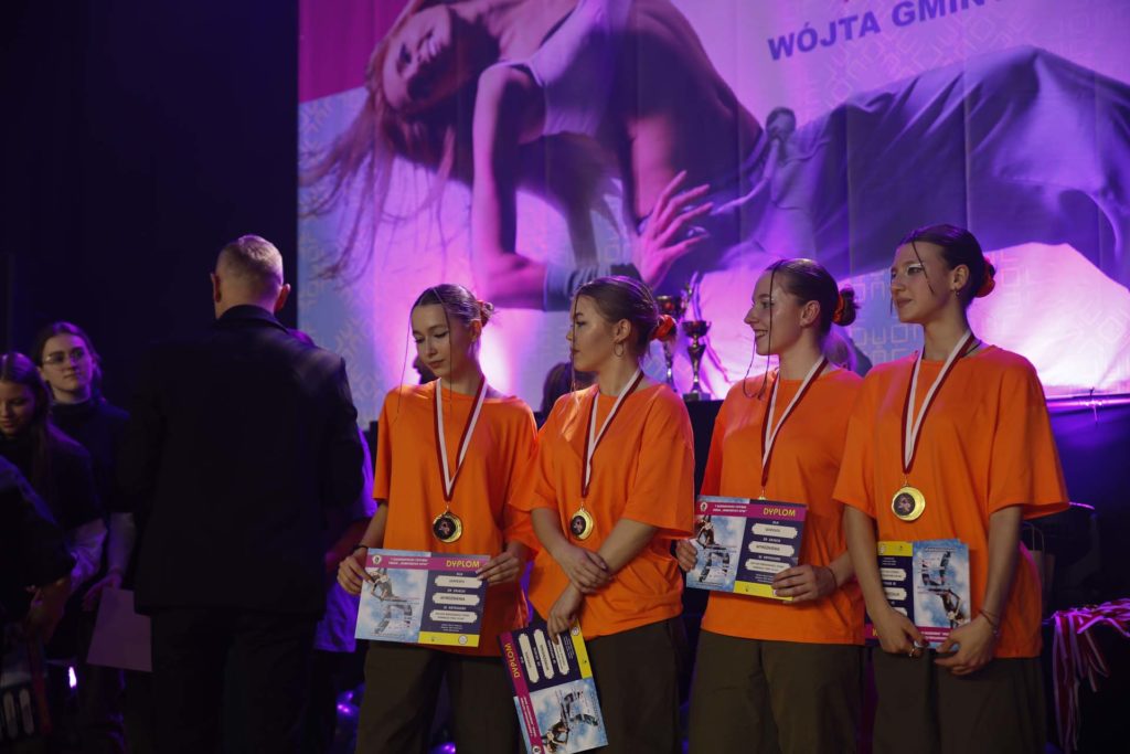 dziewczyny zdobyły wyróżnienia startując w IV Ogólnopolskim Festiwalu Tanecznym Sulmierzyce Open